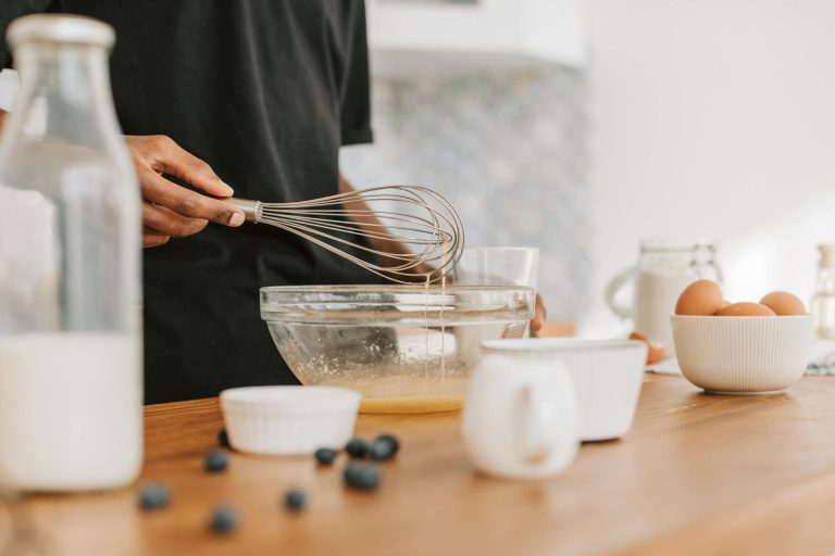 Foto af Vlada Karpovich: https://www.pexels.com/da-dk/foto/hand-kokken-madlavning-skal-6944037/