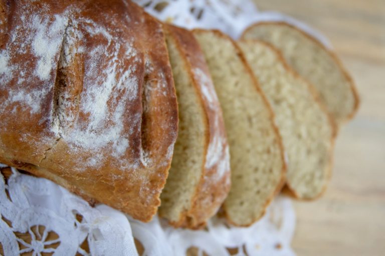 Foto af Magda Ehlers: https://www.pexels.com/da-dk/foto/brod-skiveskaret-bagt-godt-konditori-4198360/